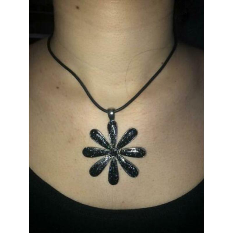 Mooie zwart ketting. Goed als nieuw!