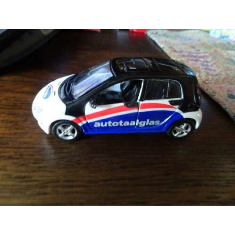 6x auto s een koop bieden en een politie wagen met veewag