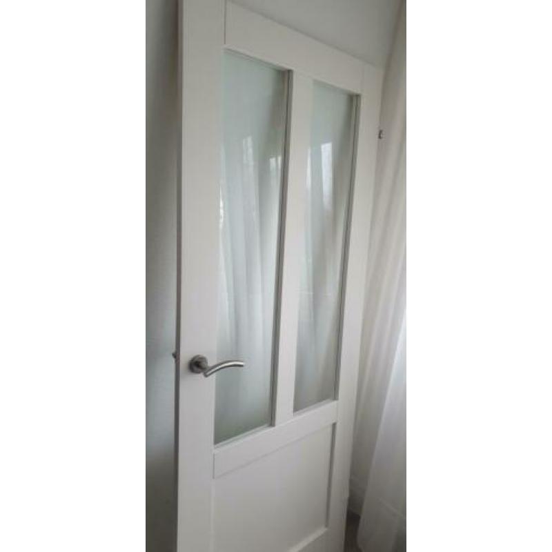 Opdek deur rechts draaiend. Zit geen deurklink in