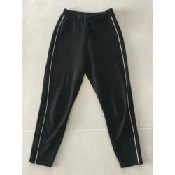 Pantalon in zwart met subtiel streepje. ALS NIEUW!