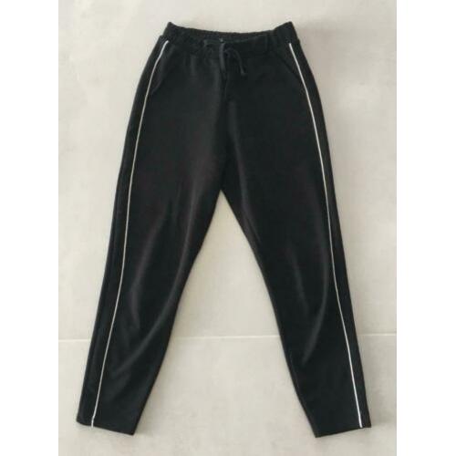 Pantalon in zwart met subtiel streepje. ALS NIEUW!