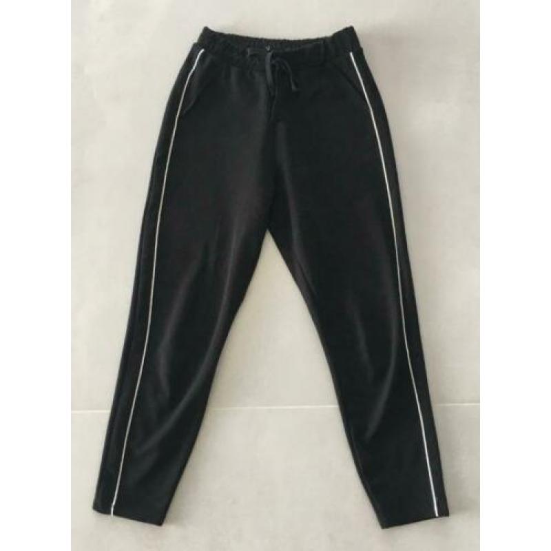 Pantalon in zwart met subtiel streepje. ALS NIEUW!