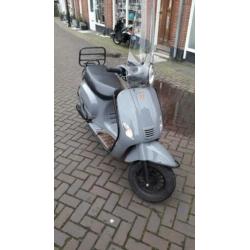 Snorscooter vespa look in nieuw staat