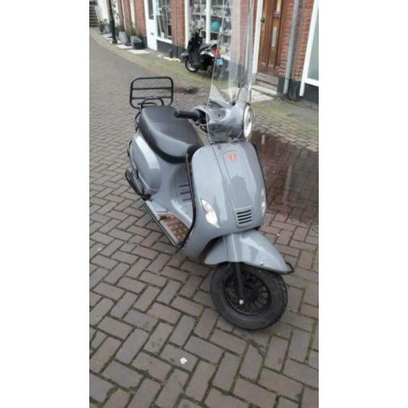 Snorscooter vespa look in nieuw staat
