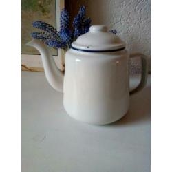 Brocante witte emaille theepot