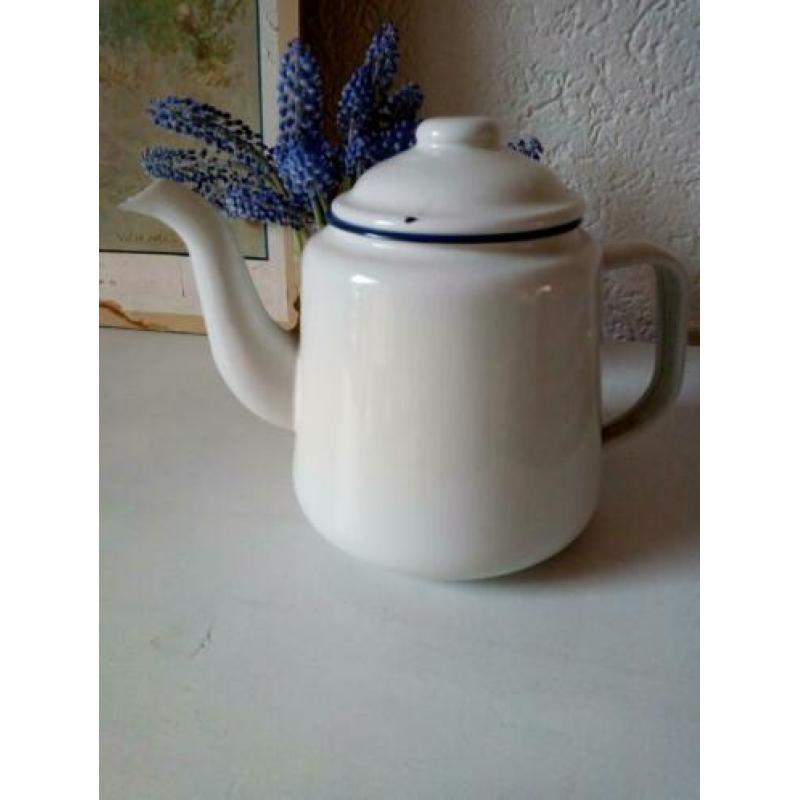 Brocante witte emaille theepot