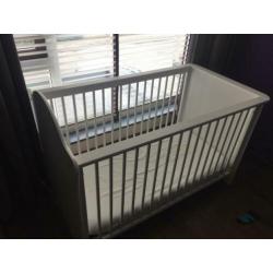 Luxe peuterbed incl matras en bodem