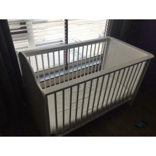 Luxe peuterbed incl matras en bodem