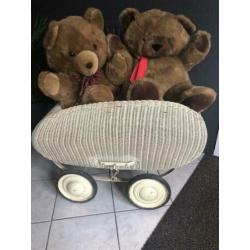 Oud vintage onderstel kinderwagen. Exclusief beren