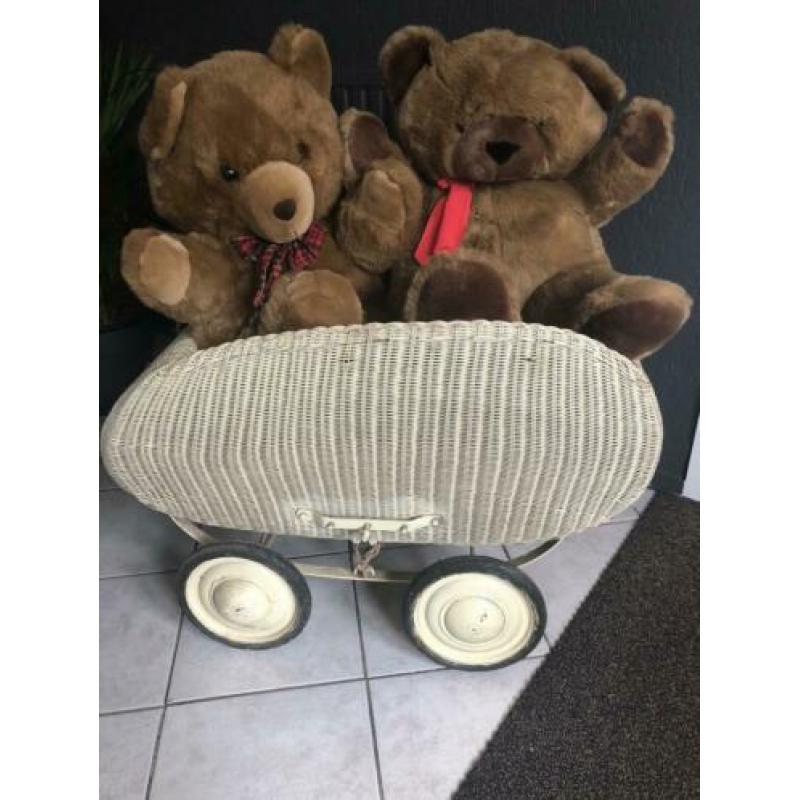 Oud vintage onderstel kinderwagen. Exclusief beren
