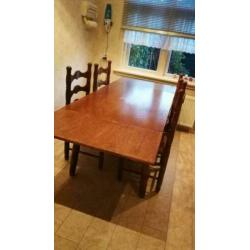 Vintage Eettafel eikenhout met 4 rotan stoelen uitklapbaar