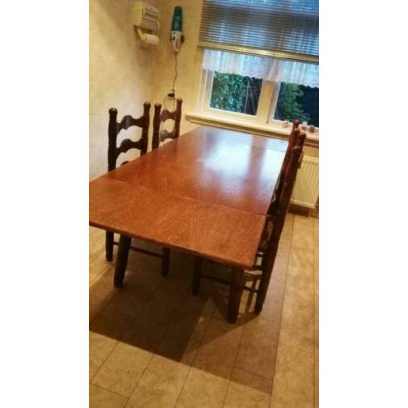 Vintage Eettafel eikenhout met 4 rotan stoelen uitklapbaar