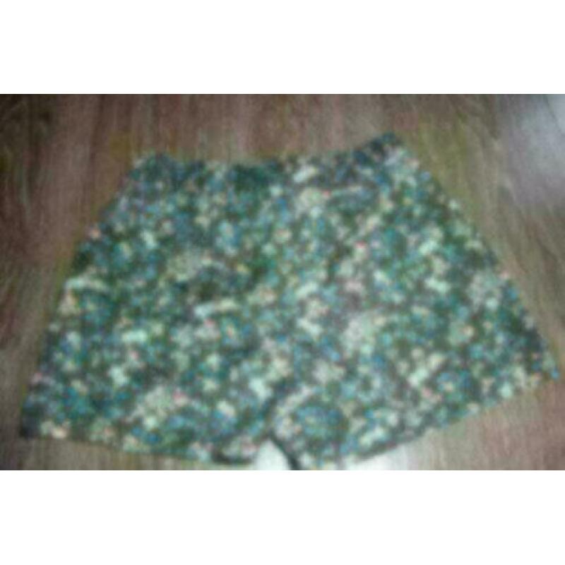 Leuke short mt 152 bruin/bloemetjes,elastische taille