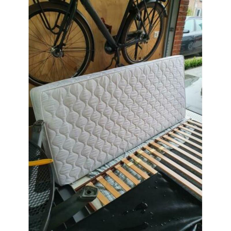 Lattenbodem+ vlekvrij matras. 90×200 z.g.a.n .