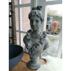 Betonnen buste ~ torso ~ beeld