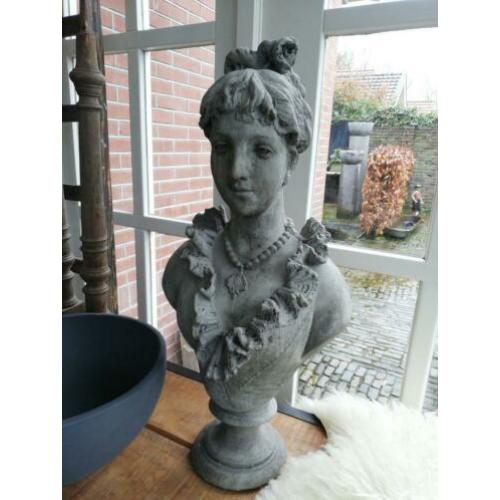 Betonnen buste ~ torso ~ beeld