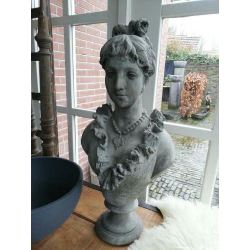Betonnen buste ~ torso ~ beeld