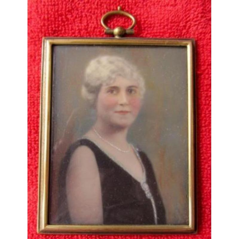 ==ca 1900/1920 = portret-miniatuur = vrouw met halsketting