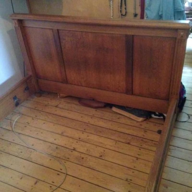 Mooie antieke slaapkamer (kledingkast en bed)