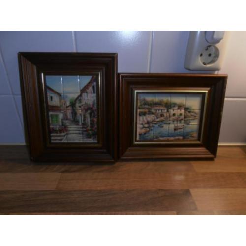 2 schilderijtjes met ingelegde tegeltjes.