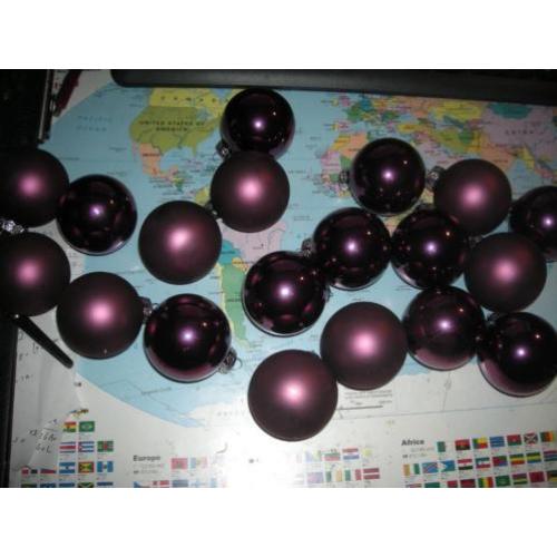 paarse kerst ballen in vaas en 17 losse ballen oph E 10,00