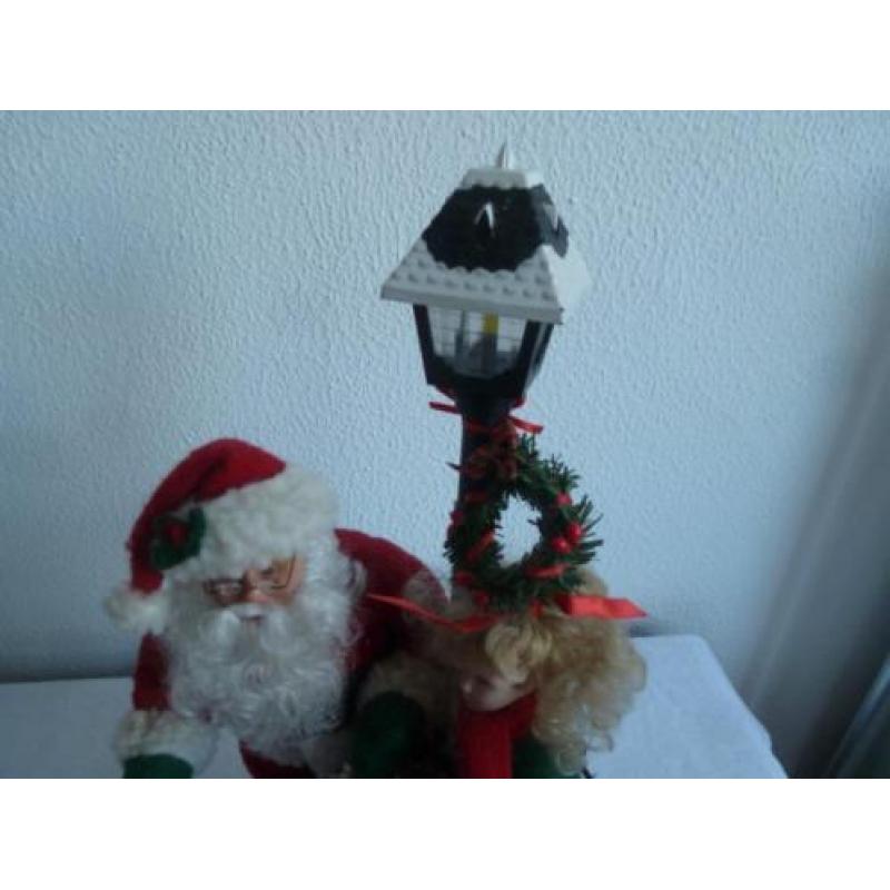Speeldoos met kerstman en kinderen " O Denneboom "