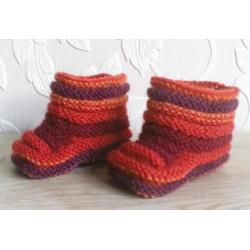 Baby Booties 0-3 m. multicolor rood, babyslofjes handgebreid