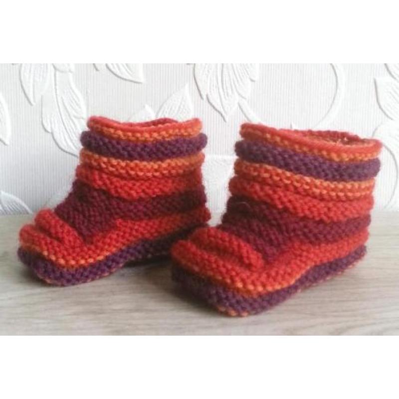 Baby Booties 0-3 m. multicolor rood, babyslofjes handgebreid