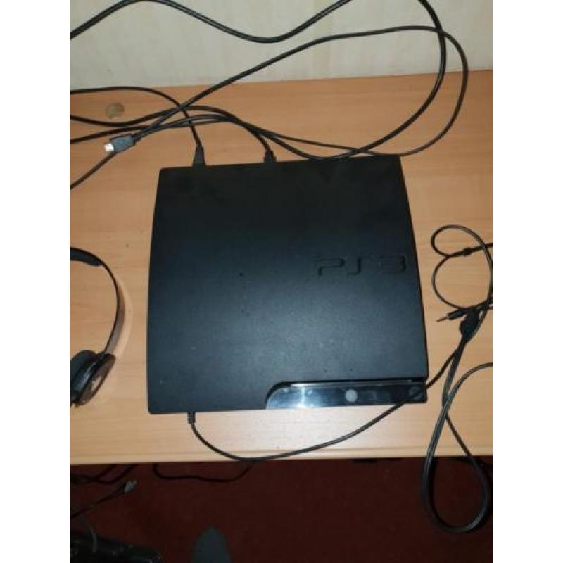 Ps 3 met veel spellen 3controllers en een headset