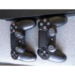 Playstation 4 1TB, met 2 Controllers en 2 spellen