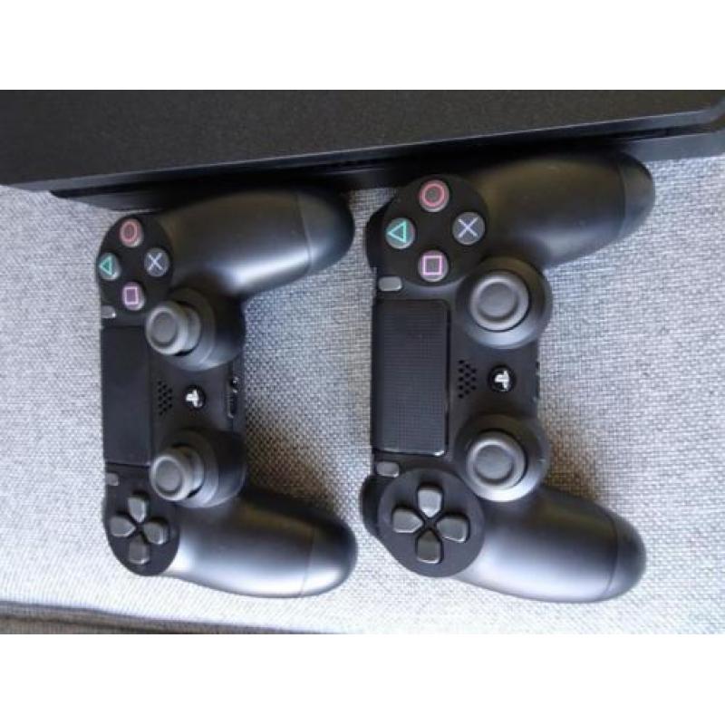 Playstation 4 1TB, met 2 Controllers en 2 spellen