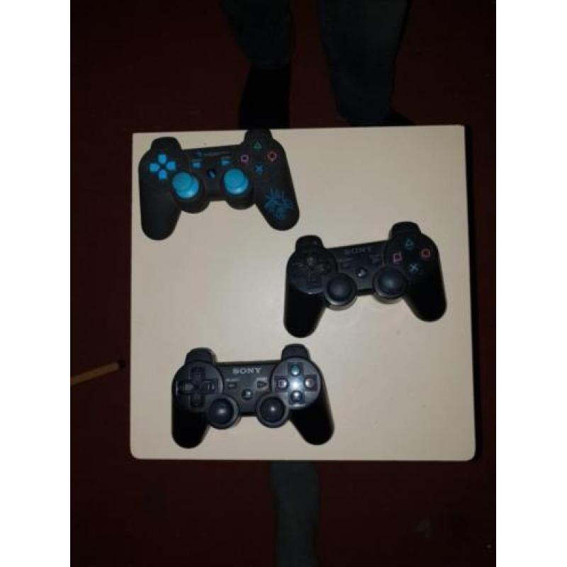Ps 3 met veel spellen 3controllers en een headset