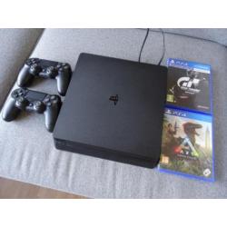Playstation 4 1TB, met 2 Controllers en 2 spellen