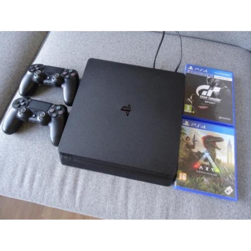 Playstation 4 1TB, met 2 Controllers en 2 spellen
