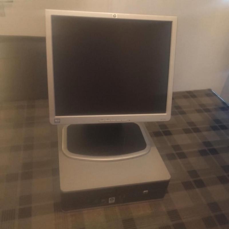 Hp monitor en systeemkast werkend en in goede staat