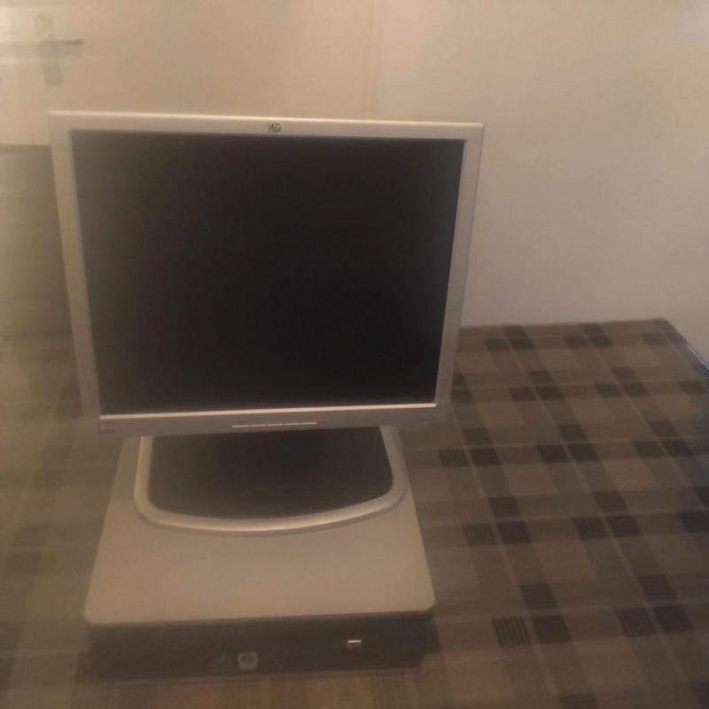 Hp monitor en systeemkast werkend en in goede staat