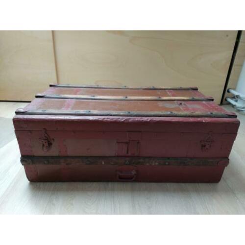 Antieke hutkoffer kist roestbruin/rood